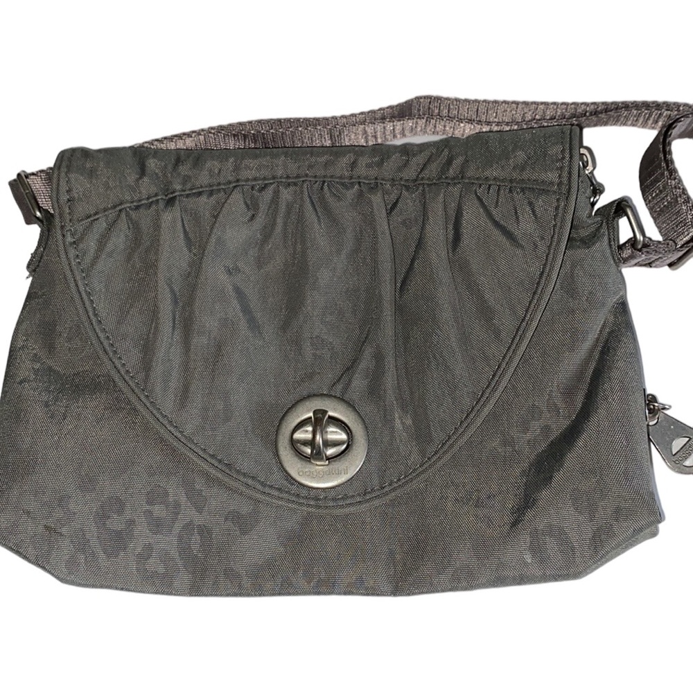 Baggallini Crossbody leopard print Purse 3 Zip Compartment Gray